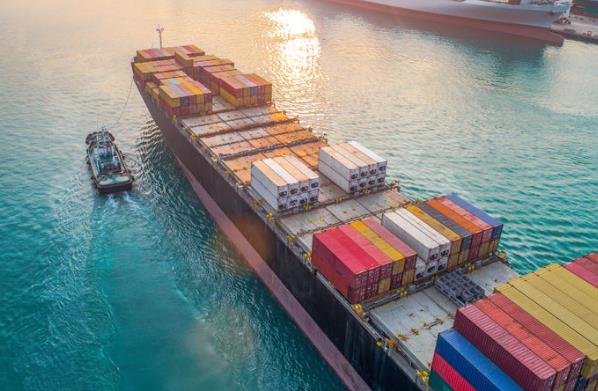 國(guó)際物流作為支撐網(wǎng)購(gòu)產(chǎn)業(yè)的重要一環(huán)，正面臨著諸多的挑戰(zhàn)和機(jī)遇