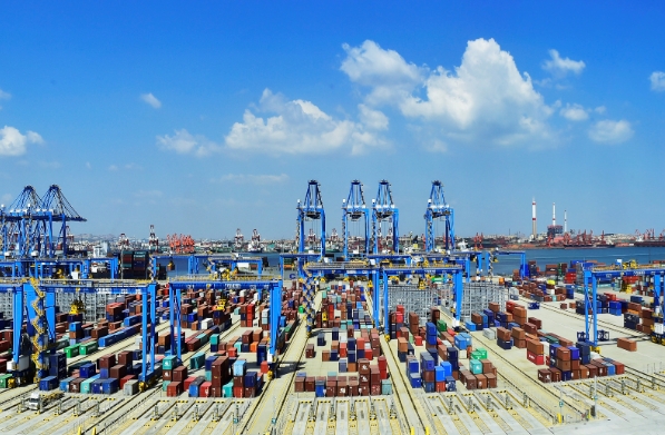 面對日益全球化的挑戰，我們需要不斷創新和提升國際物流的水平