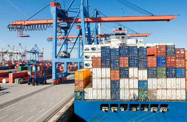 國(guó)際物流公司通過引入先進(jìn)的物流技術(shù)，提高了物流效率和服務(wù)質(zhì)量