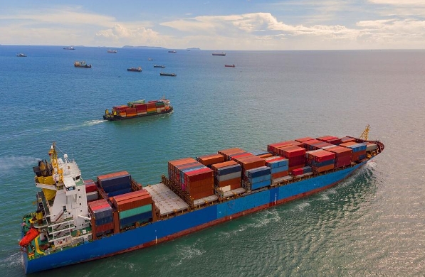 隨著全球化的深入發(fā)展，國(guó)際物流公司也面臨著越來越多的挑戰(zhàn)和機(jī)遇