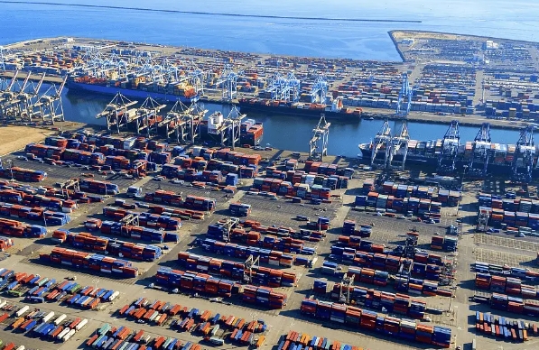 隨著全球貿(mào)易的不斷發(fā)展，貨運代理行業(yè)也面臨著新的挑戰(zhàn)和機遇