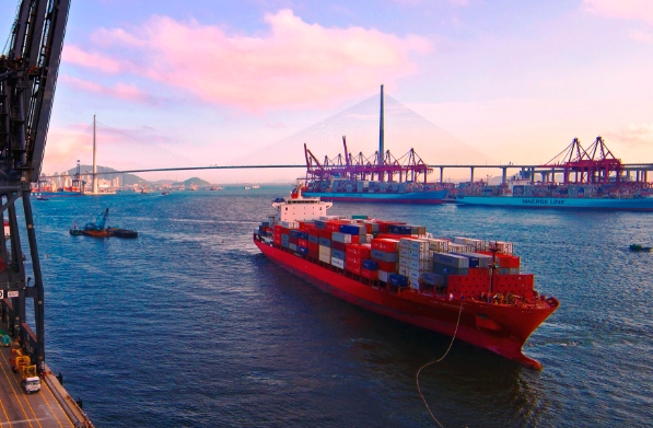 馬來西亞憑借其穩(wěn)健的經(jīng)濟增長，成為了國際貿(mào)易的重要節(jié)點